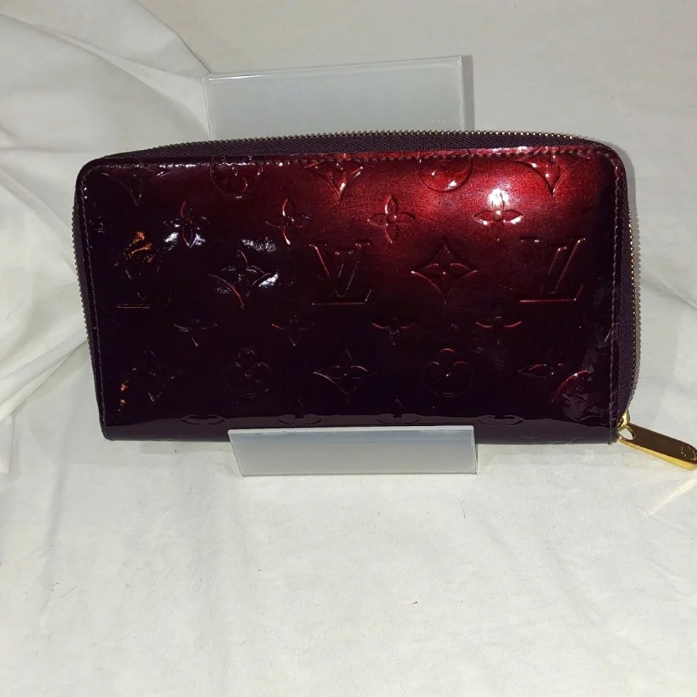 Authentic Louis Vuitton Amarante Vernis Zippy Wallet Organizer